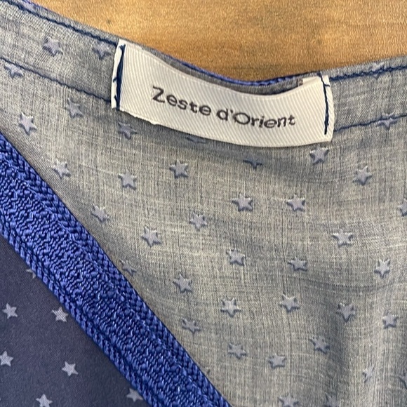 Zest d’Orient batwing coverup in light blue with white. - Picture 3 of 5
